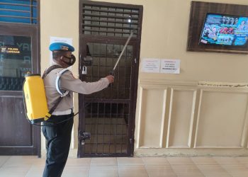 Antisipasi Covid-19, Mapolsek Langgam Disemprot Cairan Disinfektan