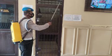 Antisipasi Covid-19, Mapolsek Langgam Disemprot Cairan Disinfektan
