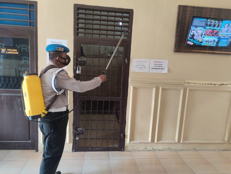Antisipasi Covid-19, Mapolsek Langgam Disemprot Cairan Disinfektan