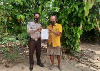 Bhabinkamtibmas Polsek Pangkalan Kuras Sosialisasi Maklumat Kapolda Riau Tentang Karhutla di Sialang Indah