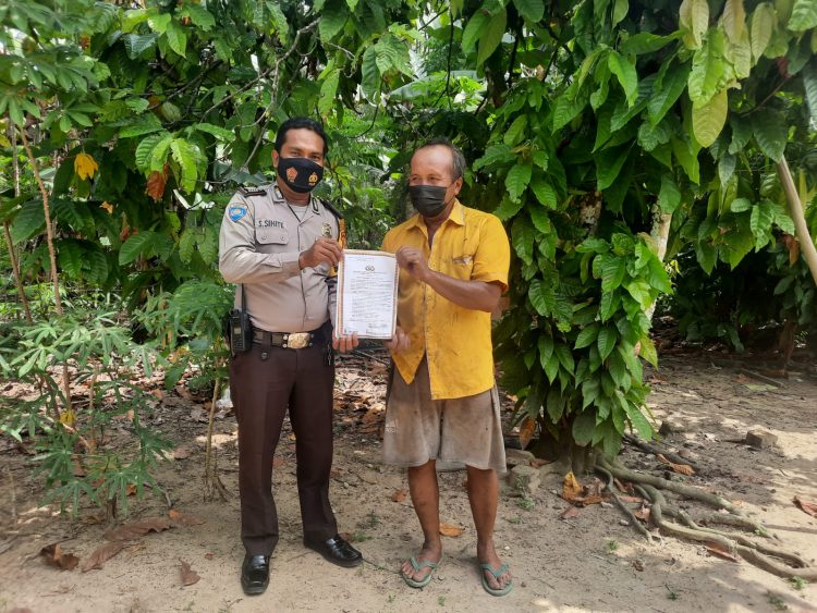 Bhabinkamtibmas Polsek Pangkalan Kuras Sosialisasi Maklumat Kapolda Riau Tentang Karhutla di Sialang Indah