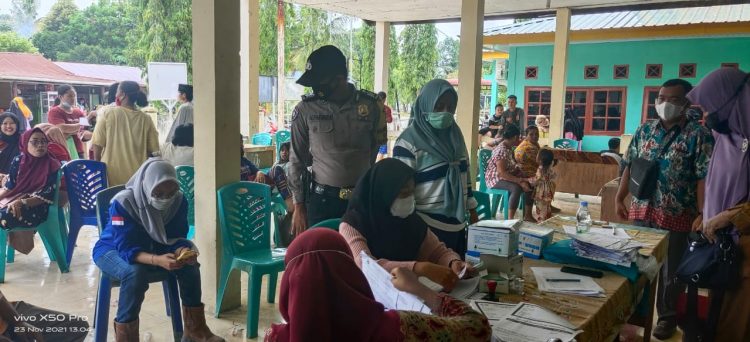Dukung Pelaksanaan Vaksinasi Covid-19, Polsubsektor Pelalawan Lakukan Pengamanan
