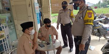 Polsek Kerumutan Beri Imbauan Kepada Pelajar yang Berkumpul Saat Pulang Sekolah