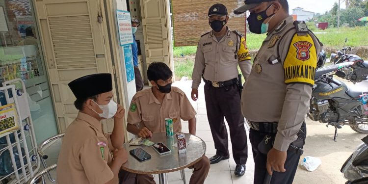 Polsek Kerumutan Beri Imbauan Kepada Pelajar yang Berkumpul Saat Pulang Sekolah