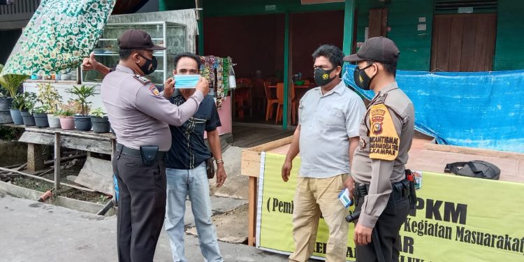 Dukung PPKM, Polsek Kuala Kampar Lakukan Penertiban Prokes di Wilayahnya
