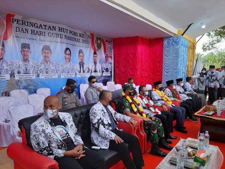Polsek Ukui Amankan Upacara Penutupan HUT PGRI Ke-76 di Desa Tri Mulya Jaya