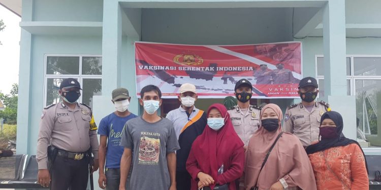 Polsek Kerumutan Gelar Vaksinasi Covid-19 Serentak