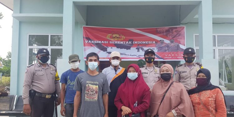 Polsek Kerumutan Gelar Vaksinasi Covid-19 Serentak