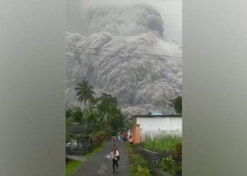 Gunung Semeru Erupsi Disertai Panas Guguran dan Hujan Abu Vulkanik Terlihat Gelap