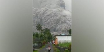 Gunung Semeru Erupsi Disertai Panas Guguran dan Hujan Abu Vulkanik Terlihat Gelap