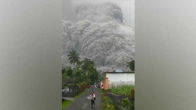 Gunung Semeru Erupsi Disertai Panas Guguran dan Hujan Abu Vulkanik Terlihat Gelap