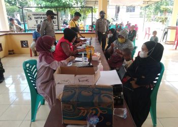 Personel Polsek Pangkalan Kuras Amankan Kegiatan Vaksinasi di Desa Binaan