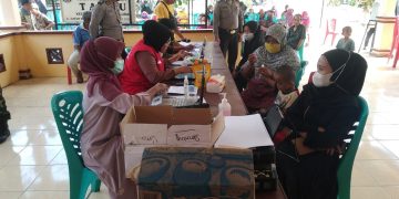 Personel Polsek Pangkalan Kuras Amankan Kegiatan Vaksinasi di Desa Binaan