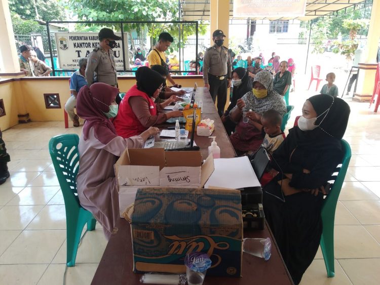 Personel Polsek Pangkalan Kuras Amankan Kegiatan Vaksinasi di Desa Binaan