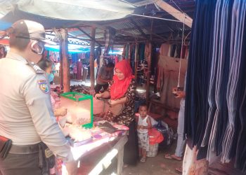 Personil Polsek Langgam Sambangi Pasar Tradisional, Ajak Masyarakat Terapkan Prokes