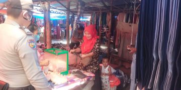 Personil Polsek Langgam Sambangi Pasar Tradisional, Ajak Masyarakat Terapkan Prokes