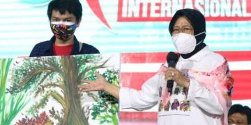 Paksa Penyandang Tunarungu Berbicara, Mensos Risma Beri Penjelasan