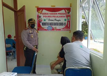 Kapolsek Kerumutan Awasi Pelaksanaan Vaksinasi Covid-19 di Puskesmas