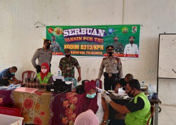 Tinjau Gerai Vaksinasi, Bhabinkamtibmas Polsubsektor Pelalawan Lakukan Pengamanan