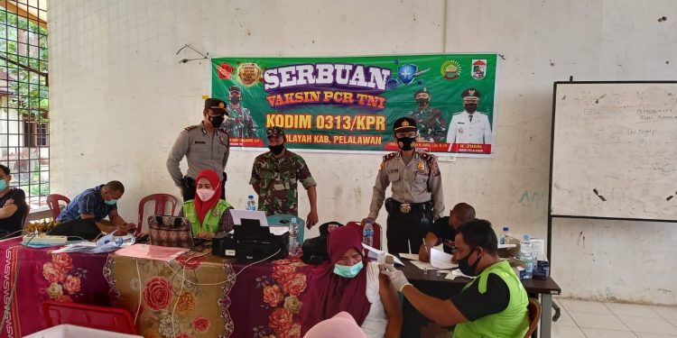 Tinjau Gerai Vaksinasi, Bhabinkamtibmas Polsubsektor Pelalawan Lakukan Pengamanan