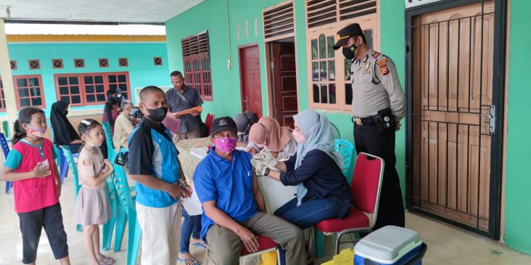 Percepatan Vaksinasi Covid-19, Polsubsektor Pelalawan Tinjau dan Aman Giat Vaksinasi