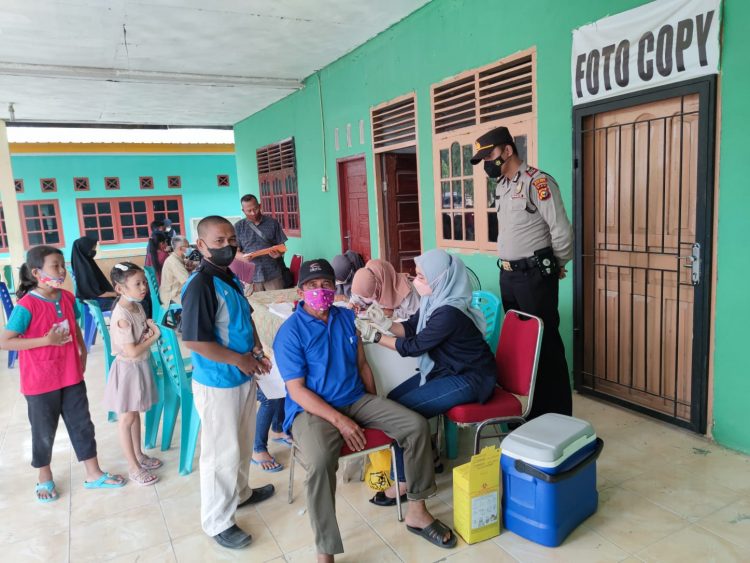 Percepatan Vaksinasi Covid-19, Polsubsektor Pelalawan Tinjau dan Aman Giat Vaksinasi