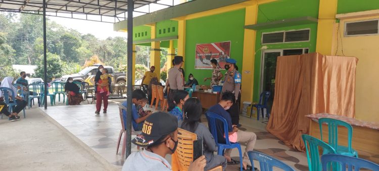 Polsek Pangkalan Lesung Tinjau dan Amankan Giat Vaksinasi Massal