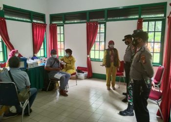 Kapolsek Ukui Tinjau Vaksinasi Massal di Central Indosawit Desa Bagan Limau