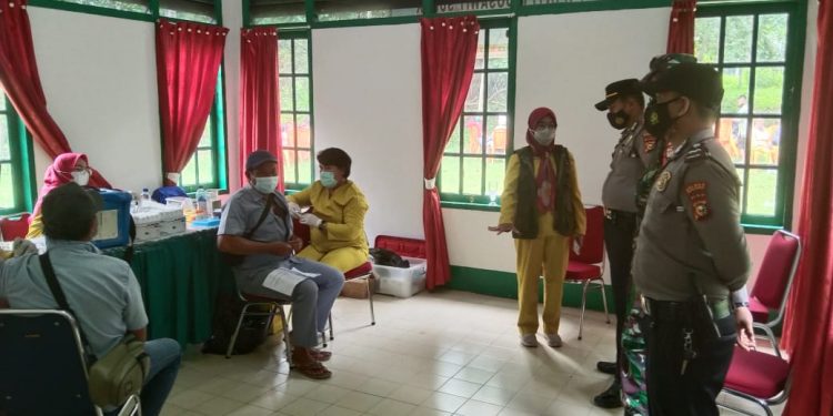 Kapolsek Ukui Tinjau Vaksinasi Massal di Central Indosawit Desa Bagan Limau