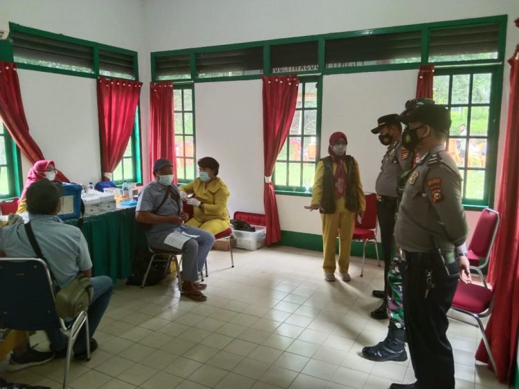 Kapolsek Ukui Tinjau Vaksinasi Massal di Central Indosawit Desa Bagan Limau