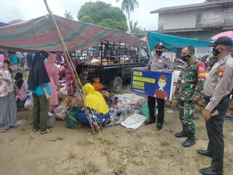 Sambangi Pusat Keramaian, Polsek Bunut dan TNI Patroli Kamtibmas dan Sosialisasi Prokes