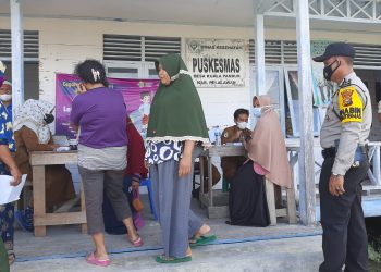 Bhabinkamtibmas Polsek Teluk Meranti Pantau Giat Vaksinasi di Desa Petodaan