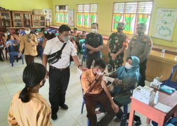 Polsek Ukui dan Puskesmas Gelar Vaksinasi di Sekolah
