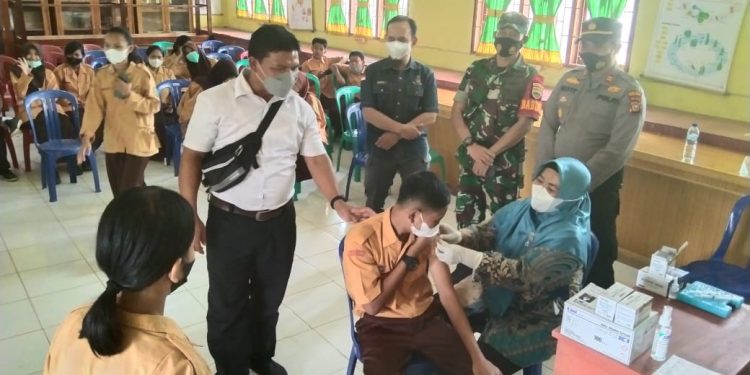 Polsek Ukui dan Puskesmas Gelar Vaksinasi di Sekolah