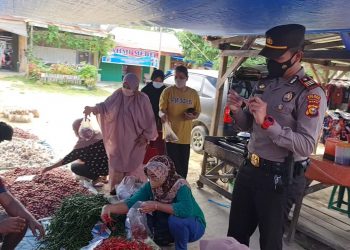 Polsek Pangkalan Kuras dan Personil Gabungan Grebek Pasar Cek Warga yang Belum Divaksinasi