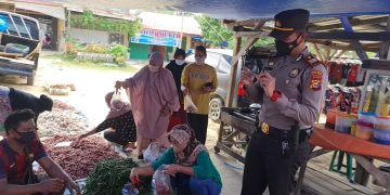 Polsek Pangkalan Kuras dan Personil Gabungan Grebek Pasar Cek Warga yang Belum Divaksinasi
