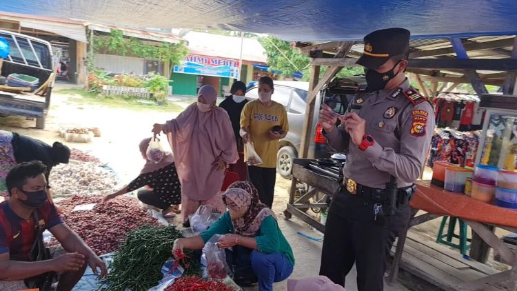 Polsek Pangkalan Kuras dan Personil Gabungan Grebek Pasar Cek Warga yang Belum Divaksinasi