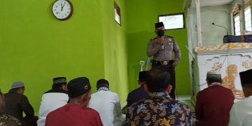 Usai Sholat Jumat, Kapolsek Kerumutan Ajak Warga Laksanakan Vaksin
