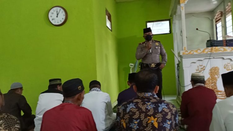 Usai Sholat Jumat, Kapolsek Kerumutan Ajak Warga Laksanakan Vaksin