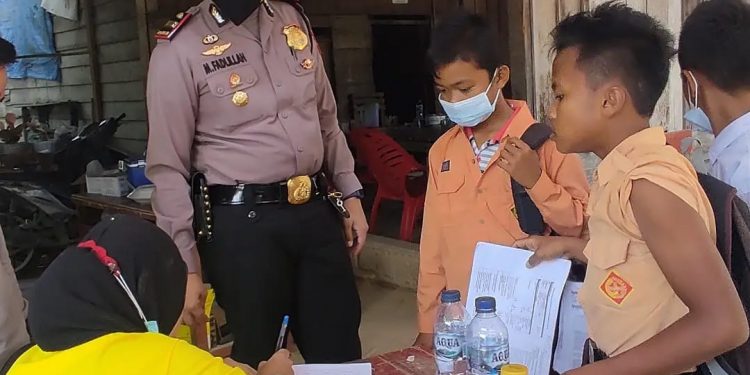 Kapolsek Langgam Tinjau dan Kawal Langsung Kegiatan Vaksinasi