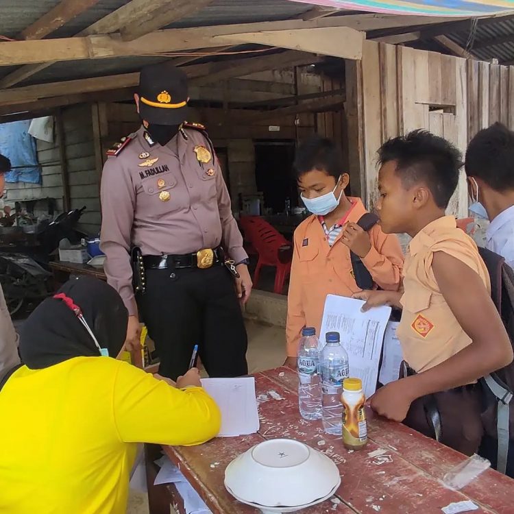 Kapolsek Langgam Tinjau dan Kawal Langsung Kegiatan Vaksinasi
