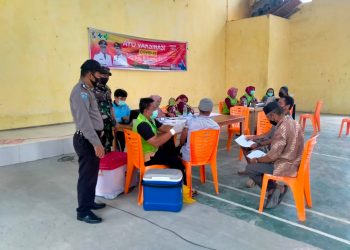 Gencarkan Vaksinasi di Wilkum, Polsubsektor Pelalawan Lakukan Pengamanan di Desa