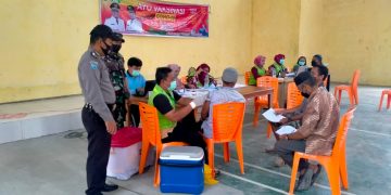 Gencarkan Vaksinasi di Wilkum, Polsubsektor Pelalawan Lakukan Pengamanan di Desa