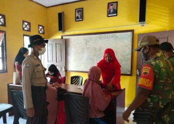 Kapolsek Teluk Meranti Tinjau dan Pantau  Giat Vaksinasi Massal di Desa Gambut Mutiara