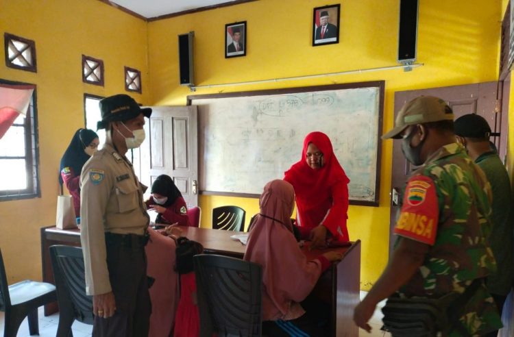 Kapolsek Teluk Meranti Tinjau dan Pantau  Giat Vaksinasi Massal di Desa Gambut Mutiara