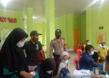Bhabinkamtibmas Polsek Kuala Kampar Pantau Giat Vaksinasi di Puskesmas