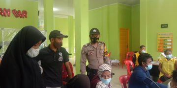 Bhabinkamtibmas Polsek Kuala Kampar Pantau Giat Vaksinasi di Puskesmas