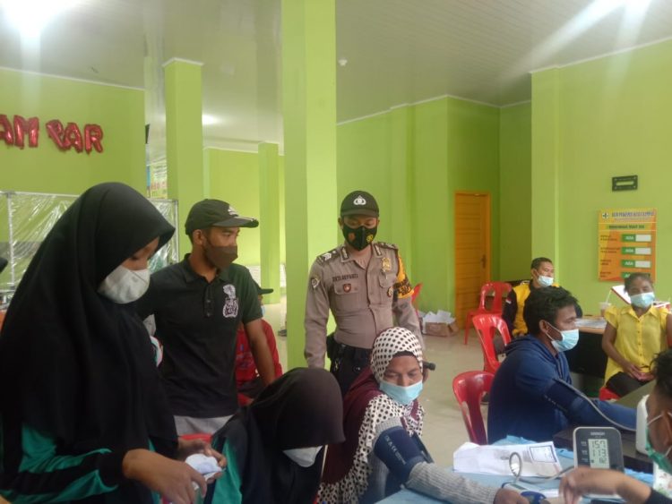 Bhabinkamtibmas Polsek Kuala Kampar Pantau Giat Vaksinasi di Puskesmas