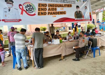 Kapolsek Bandar Sei Kijang dan Anggota Dampingi Nakes Dalam Giat Vaksinasi