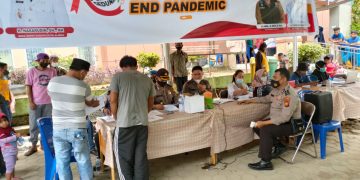 Kapolsek Bandar Sei Kijang dan Anggota Dampingi Nakes Dalam Giat Vaksinasi